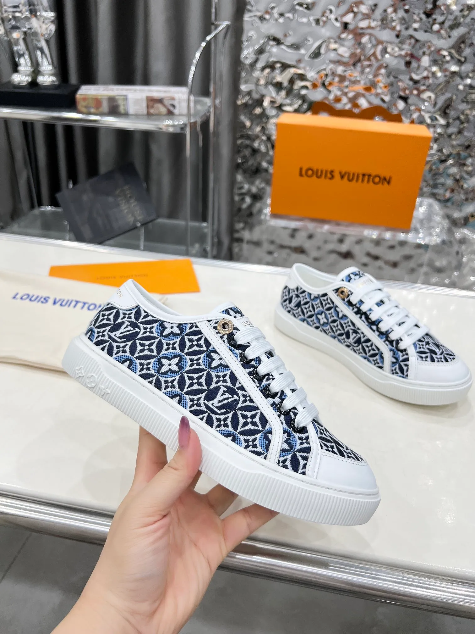 👟👟Ex-factory price 420👟👟 New arrival🆕🆕🆕 This LV Lagoon sneaker is made of lightweight canvas embroidered with the handwritten Louis Vuitton Paris logo. It highlights the casual summer atmosphere with a trendy and simple configuration, and can easily brighten up various looks. Monogram flowers bloom on the soft rubber sole. Code number: 35~41, multiple colors available! Oil edges + TPU outsole + drawer box packaging